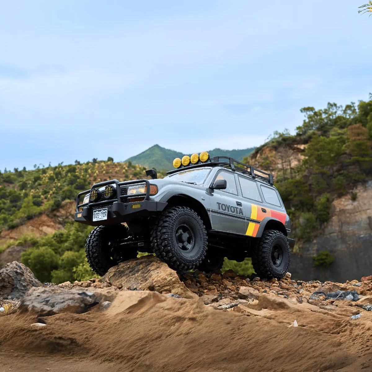 FMS 1:10 FCX10 LC80 Toyota Land Cruiser 80 RS - Image 12